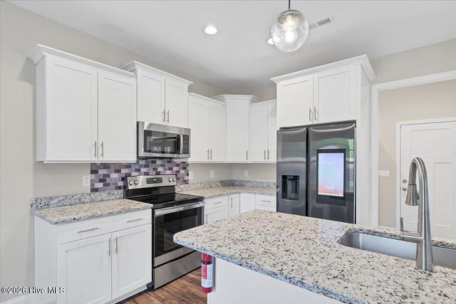 175 W New England Avenue, Pinebluff, NC 28373