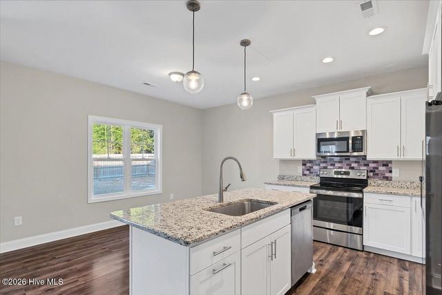 175 W New England Avenue, Pinebluff, NC 28373