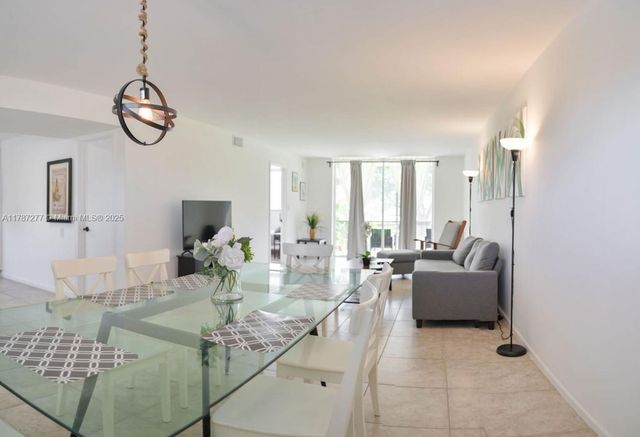 8901 Hollybrook 206, Hollywood, FL 33025