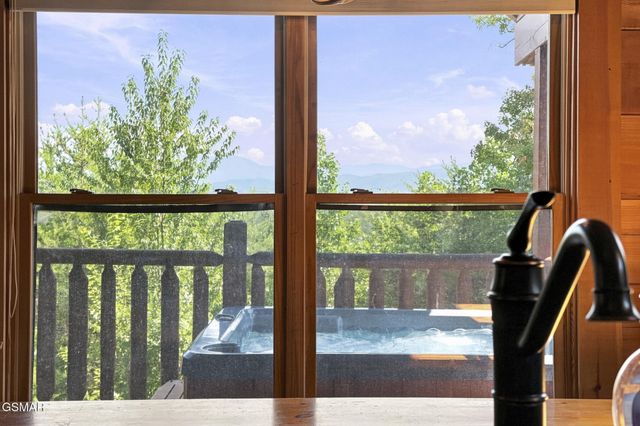 1713 Bear View Road, Sevierville, TN 37876