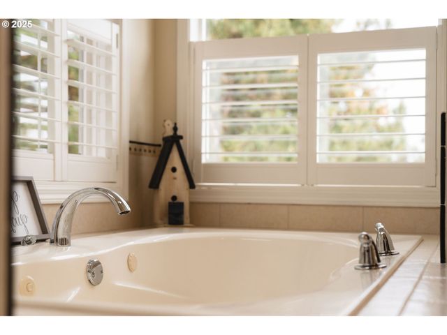 13737 Sw BENCHVIEW Ter, Portland, OR 97223