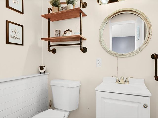 7854 Deerfield Avenue, Woodridge, IL 60517