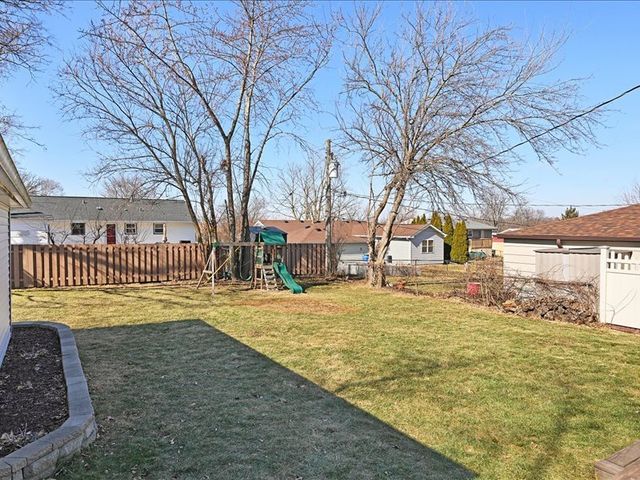 7854 Deerfield Avenue, Woodridge, IL 60517