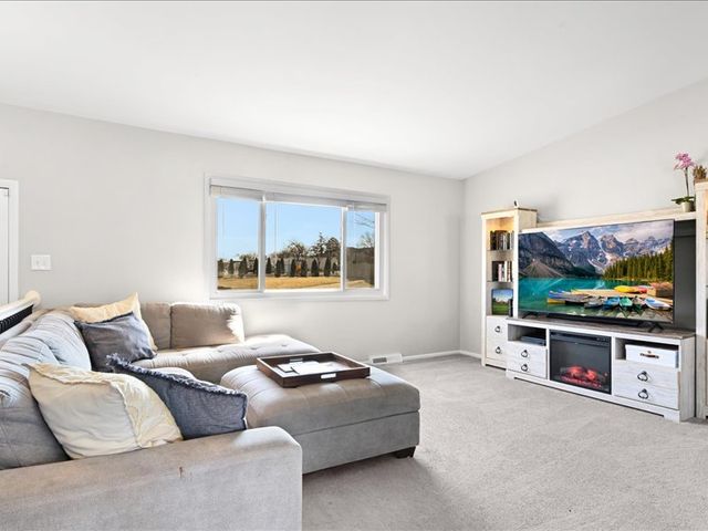 7854 Deerfield Avenue, Woodridge, IL 60517