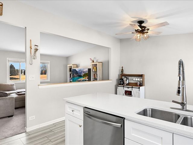 7854 Deerfield Avenue, Woodridge, IL 60517