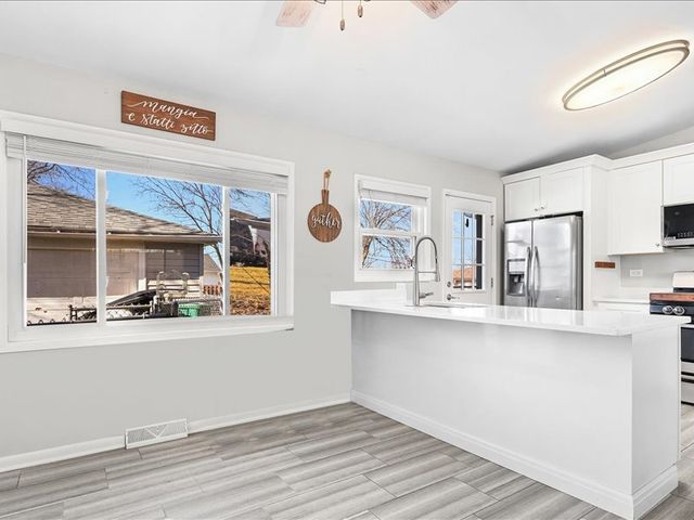 7854 Deerfield Avenue, Woodridge, IL 60517