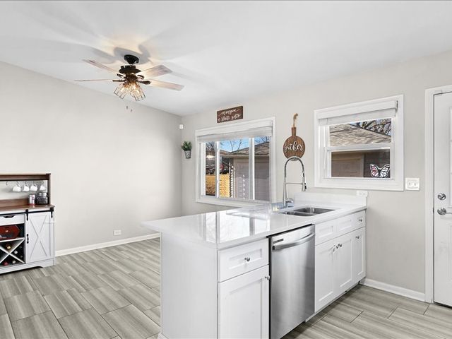 7854 Deerfield Avenue, Woodridge, IL 60517