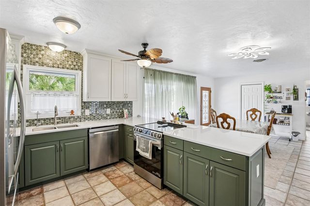 806 BLUE HERON BOULEVARD, Ruskin, FL 33570