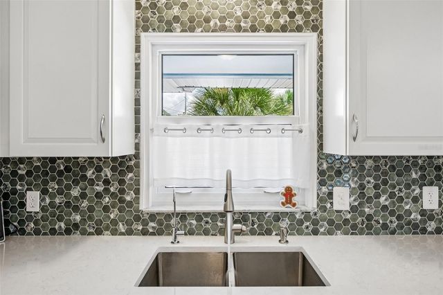 806 BLUE HERON BOULEVARD, Ruskin, FL 33570