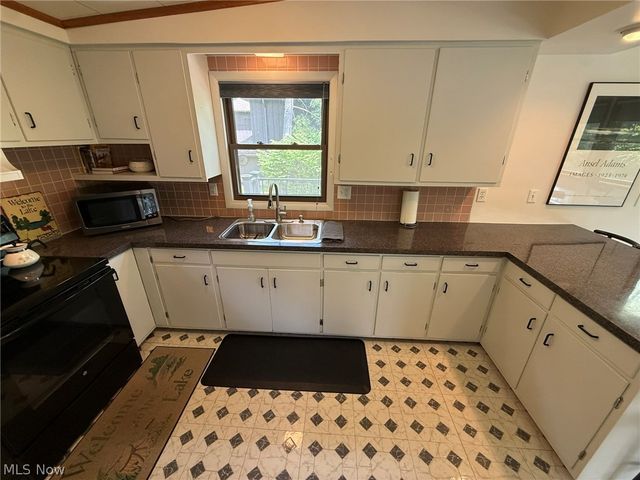 9073 N Shore Drive NE, Mineral City, OH 44656