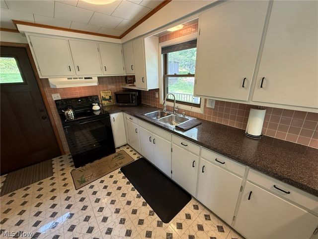 9073 N Shore Drive NE, Mineral City, OH 44656