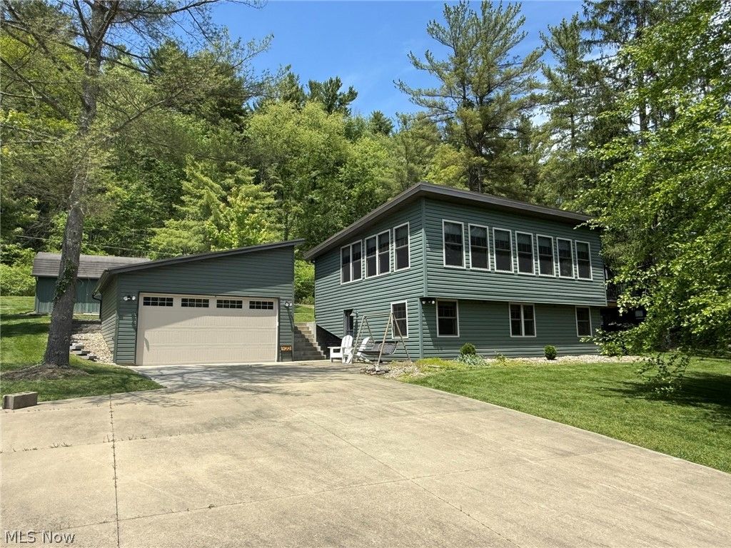 9073 N Shore Drive NE, Mineral City, OH 44656