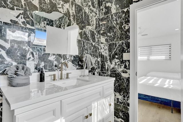 1141 N Northlake Dr, Hollywood, FL 33019