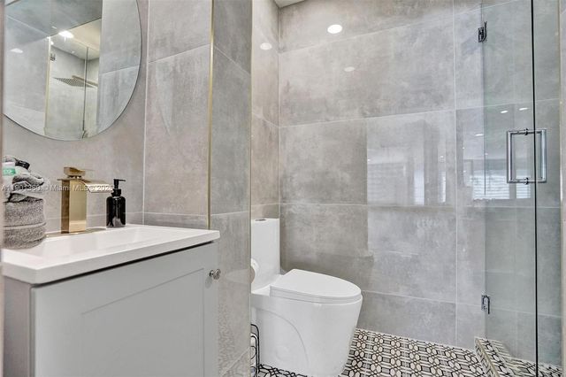 1141 N Northlake Dr, Hollywood, FL 33019