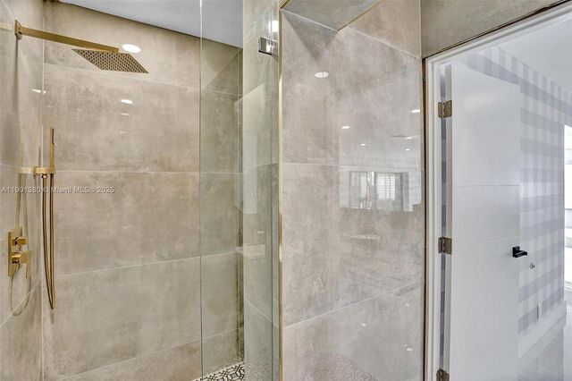 1141 N Northlake Dr, Hollywood, FL 33019