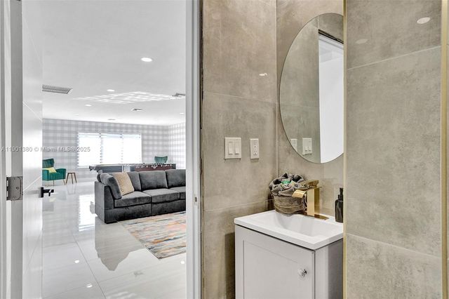 1141 N Northlake Dr, Hollywood, FL 33019