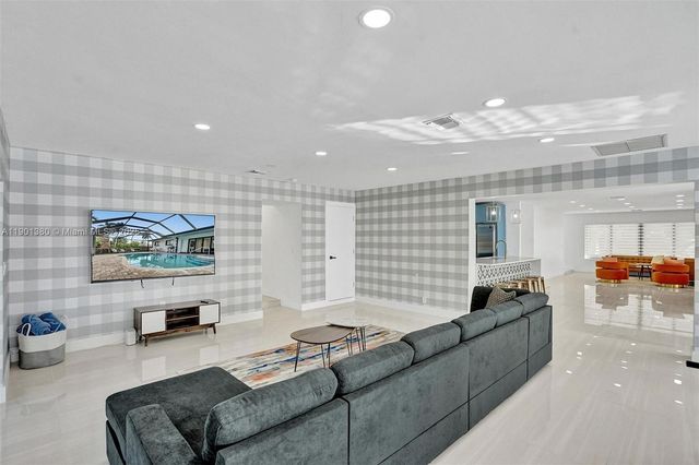 1141 N Northlake Dr, Hollywood, FL 33019