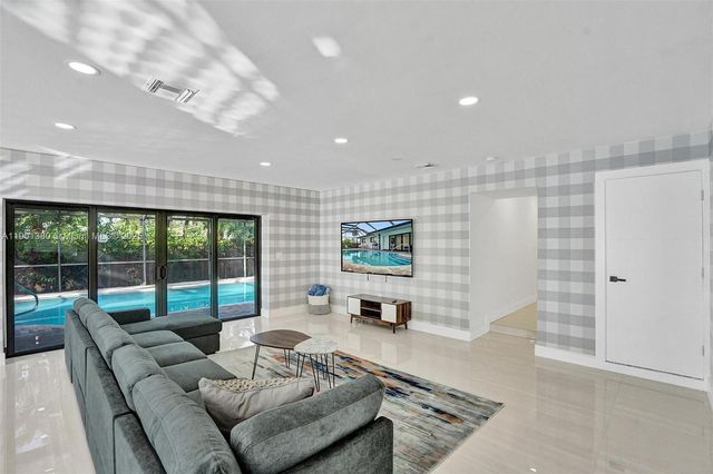 1141 N Northlake Dr, Hollywood, FL 33019