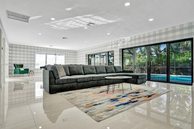 1141 N Northlake Dr, Hollywood, FL 33019