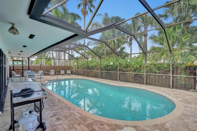 1141 N Northlake Dr, Hollywood, FL 33019