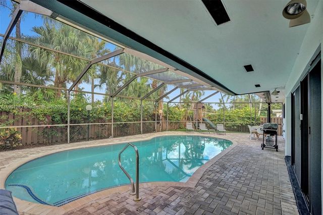 1141 N Northlake Dr, Hollywood, FL 33019