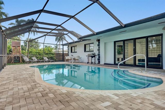 1141 N Northlake Dr, Hollywood, FL 33019