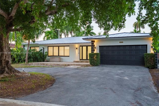 1141 N Northlake Dr, Hollywood, FL 33019