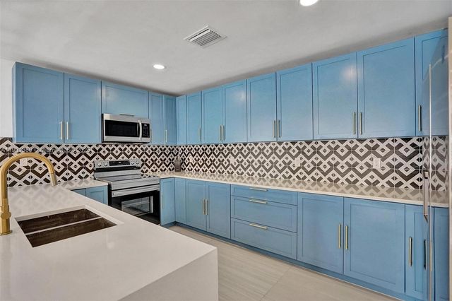 1141 N Northlake Dr, Hollywood, FL 33019