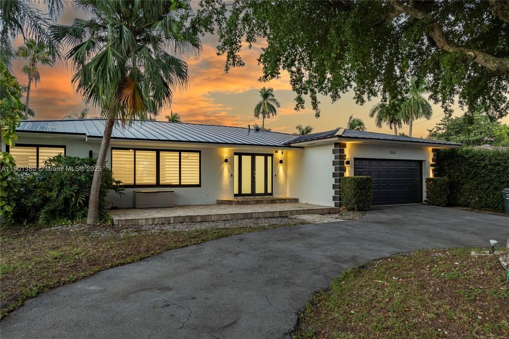 1141 N Northlake Dr, Hollywood, FL 33019