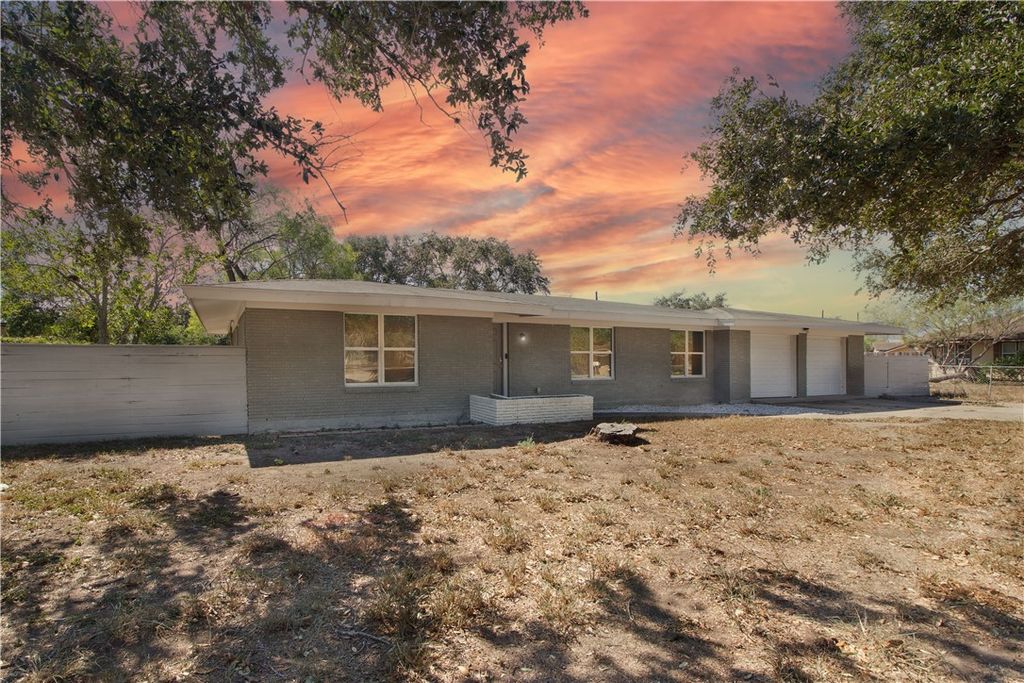 818 W Wildwood Dr, Corpus Christi, TX 78410