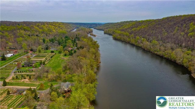 52 River Road, Tinicum Twp, PA 18947