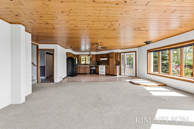 925 S Lake Street, Whitehall, MI 49461