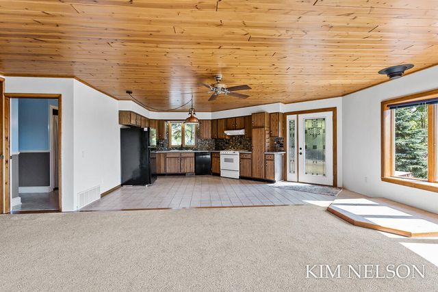 925 S Lake Street, Whitehall, MI 49461