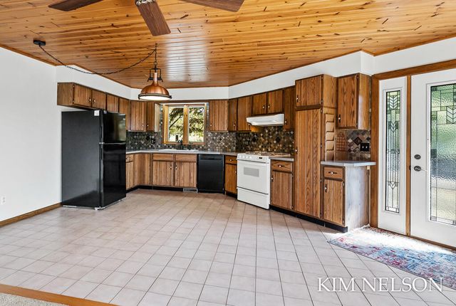 925 S Lake Street, Whitehall, MI 49461