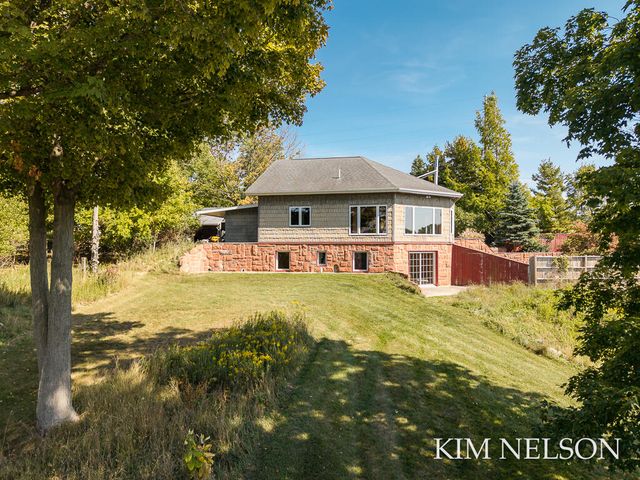 925 S Lake Street, Whitehall, MI 49461