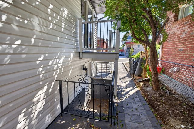 115 Arthur Avenue, Floral Park, NY 11001