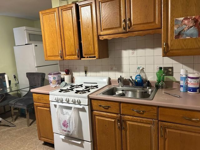 120 Lakeview Ave, Lowell, MA 01850