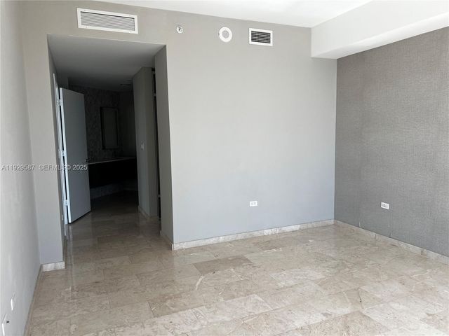 68 SE 6th St 3401, Miami, FL 33131