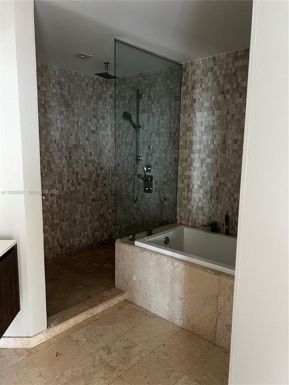 Image 14 of property listing at 68 SE 6th St 3401, Miami, FL 33131