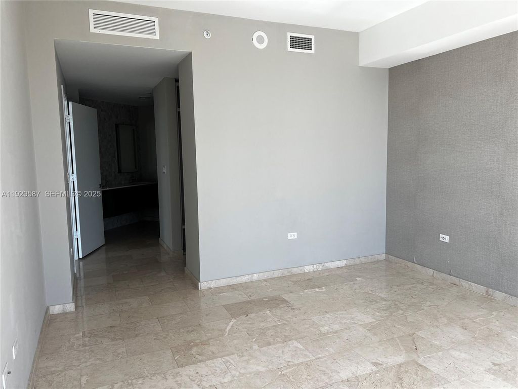 Image 16 of property listing at 68 SE 6th St 3401, Miami, FL 33131