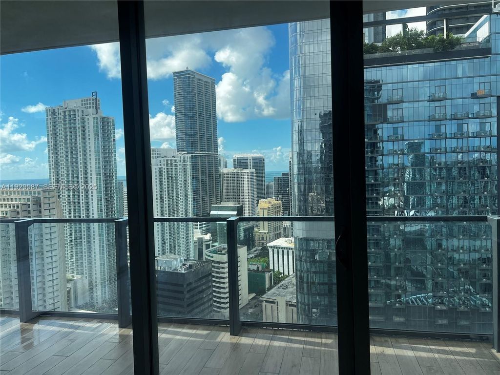 Image 21 of property listing at 68 SE 6th St 3401, Miami, FL 33131