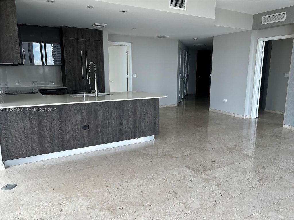 Image 3 of property listing at 68 SE 6th St 3401, Miami, FL 33131