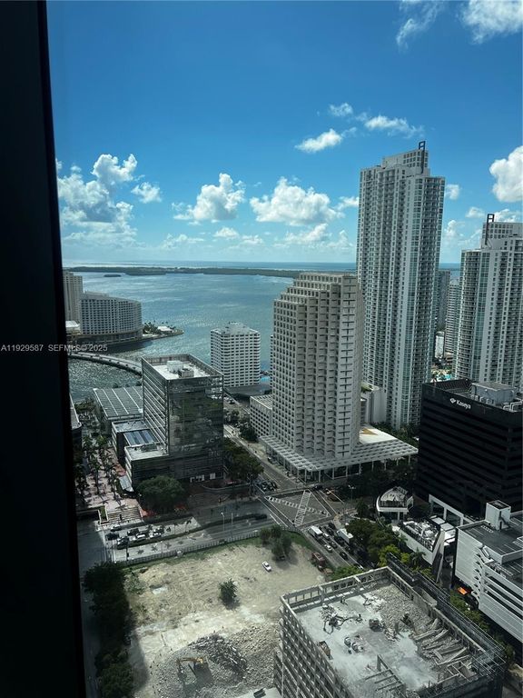 Image 5 of property listing at 68 SE 6th St 3401, Miami, FL 33131