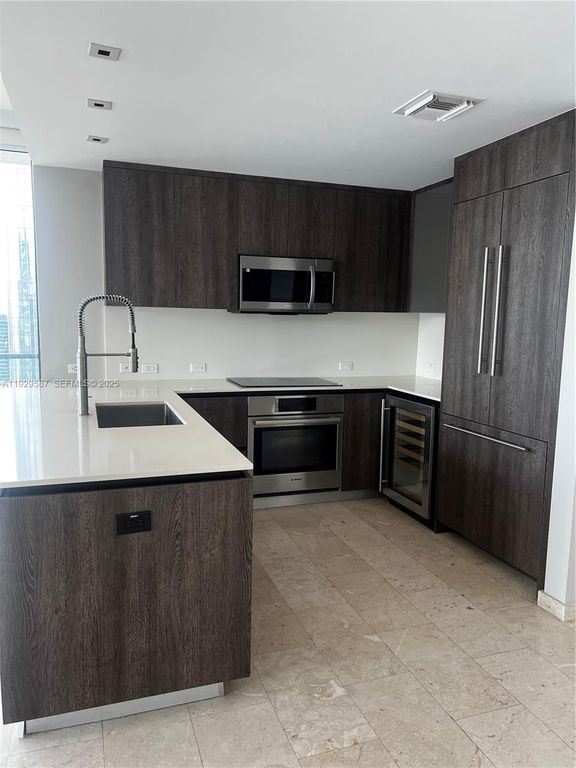 Image 7 of property listing at 68 SE 6th St 3401, Miami, FL 33131