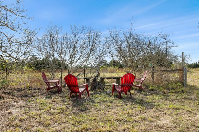 6735 Old Smithville Road, Flatonia, TX 78941