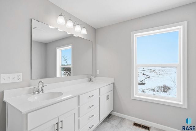 2001 N Valley View Rd Road, Sioux Falls, SD 57107