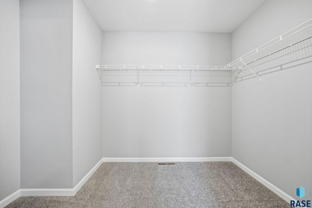 2001 N Valley View Rd Road, Sioux Falls, SD 57107