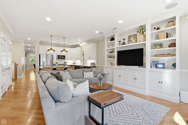 3325 N SEMINARY Avenue 1N, Chicago, IL 60657