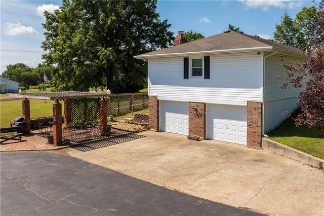 16670 Leavenworth Road, Basehor, KS 66007