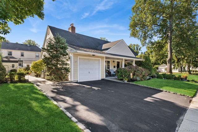 6 6th Place, Garden City, NY 11530